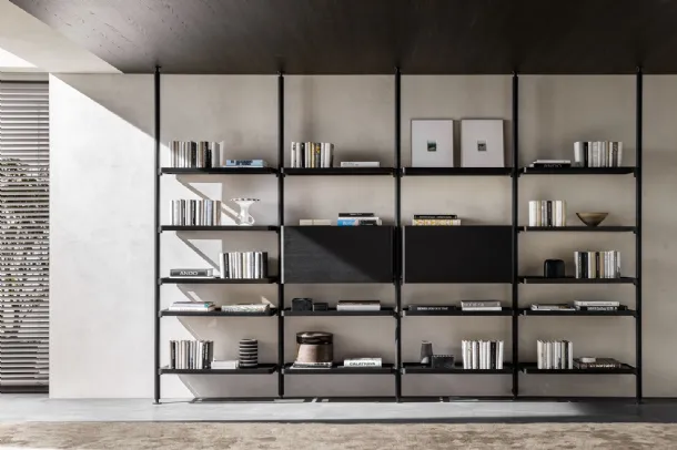Libreria componibile Hector 02 con montanti e frontali in legno di Molteni & C