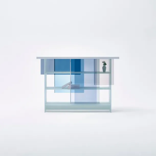 Libreria Layers in cristallo extrachiaro opaco bianco con ripiani schermati parzialmente da ante scorrevoli in vetro colorato azzurro, grigio e viola di Glas Italia