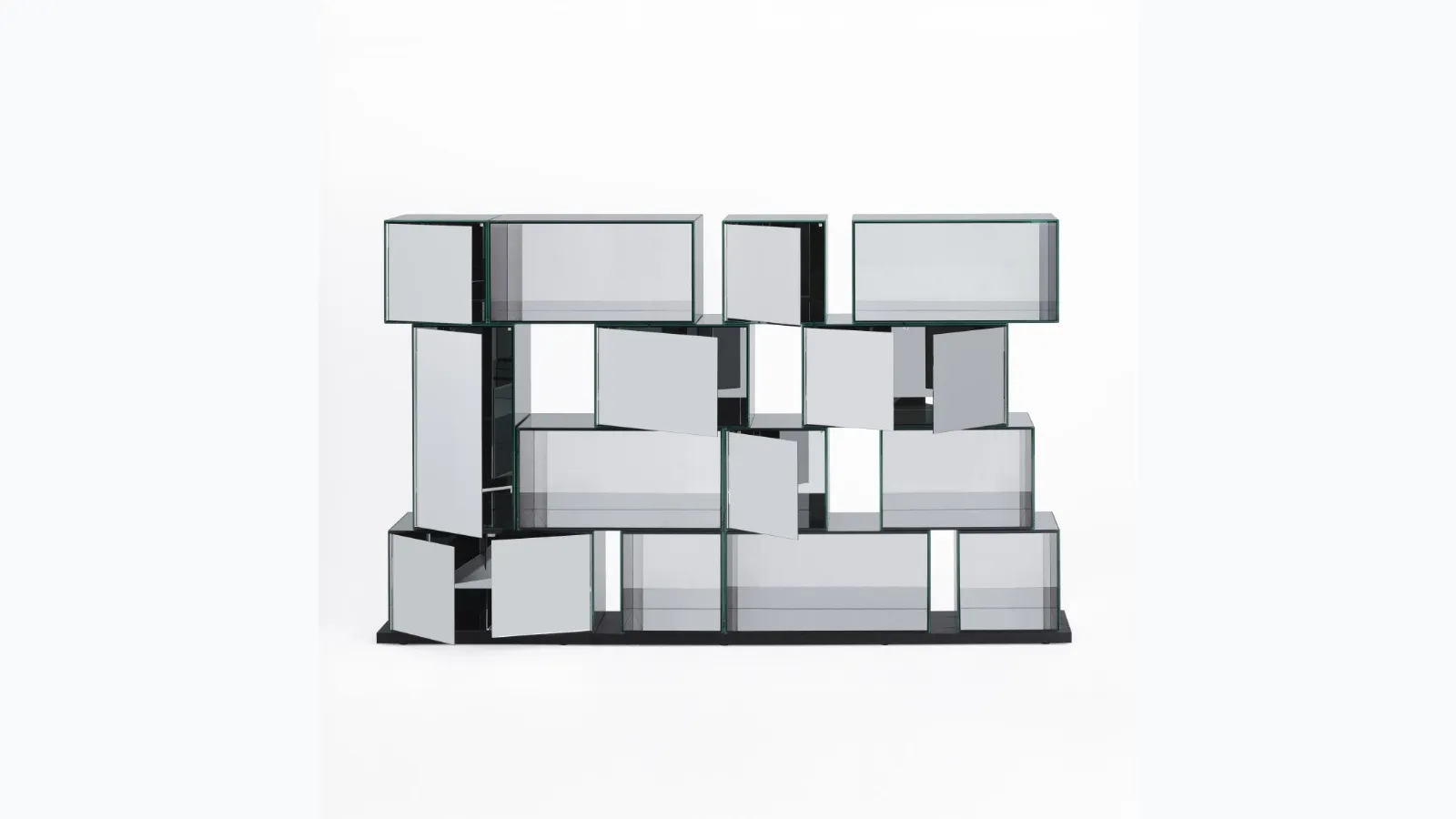 Libreria divisoria bifacciale Quantum in cristallo extralight e cristallo colorato con base in legno di Rovere laccato Nero di Glas Italia