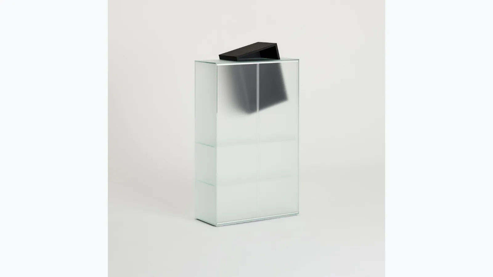 Madia Alta con ante scorrevoli in cristallo acidato con vano porta oggetti in Rovere Nero Drift di Glas Italia