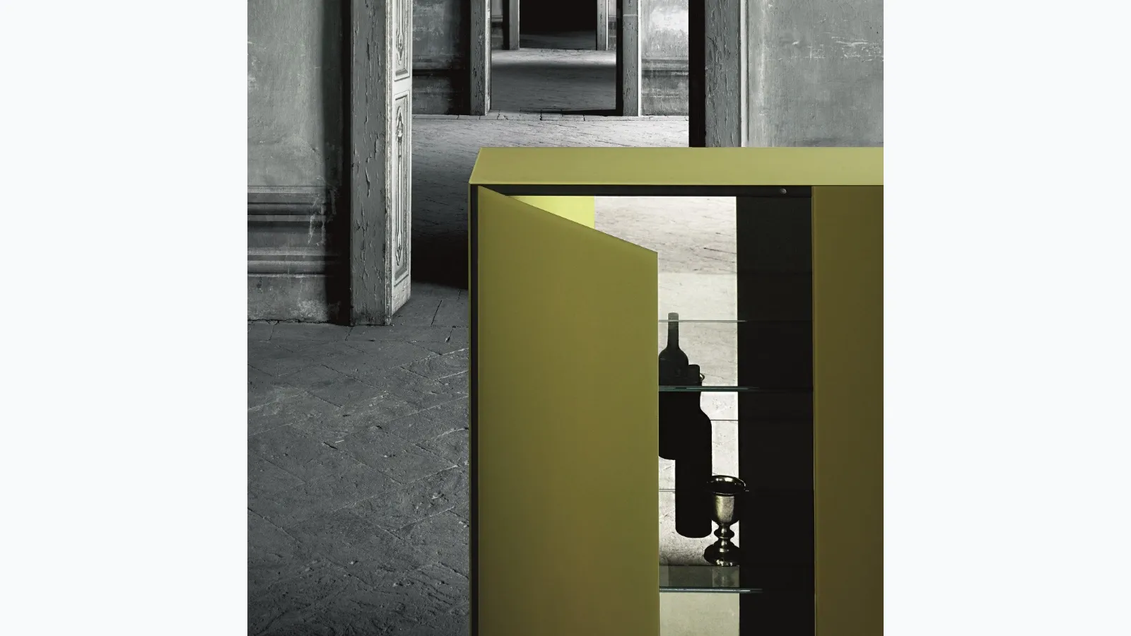 Madia alta Magic Box in cristallo laccato di Glas Italia