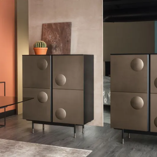 Madia Alta con ante rivestite in metallo con quattro sezioni di sfera in rilievo Melody Cabinet di Cantori