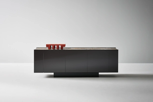 Madia Spy in legno laccato di Bonaldo