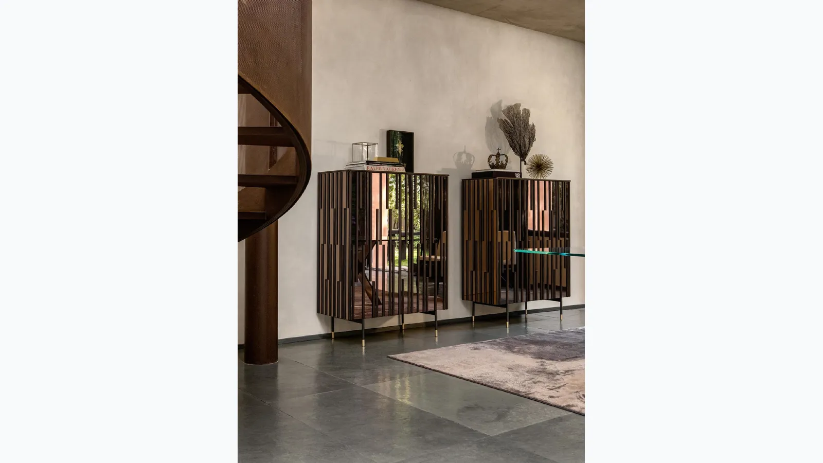 Madia Drops realizzata con gocce in legno massello applicate sulle ante effetto specchio bronzato di Tonin Casa