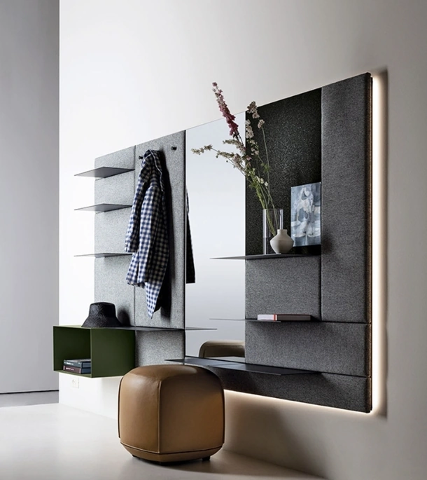 Mobile ingresso Avenue Boiserie in tessuto con mensole in metallo di Kristalia