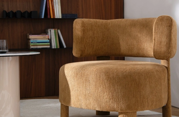 Poltroncina rivestita in tessuto Glen Soft di Calligaris