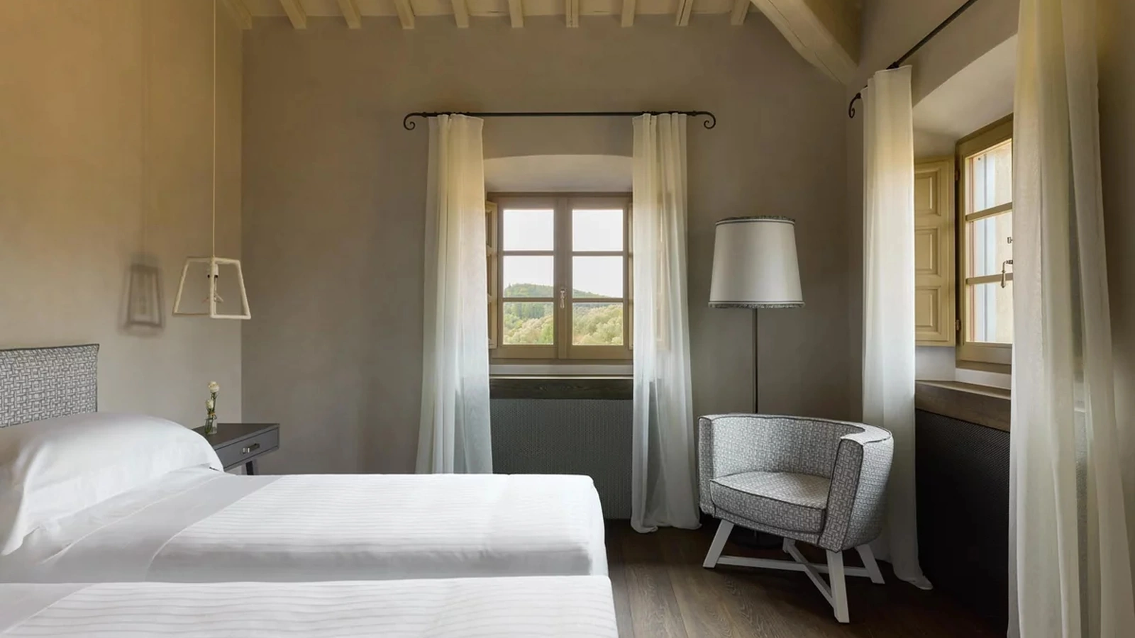 Poltroncina Gray imbottita di Gervasoni