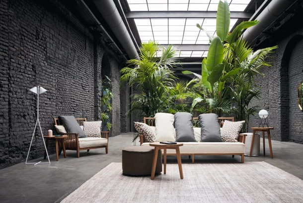 Poltrona Gray in noce di Gervasoni