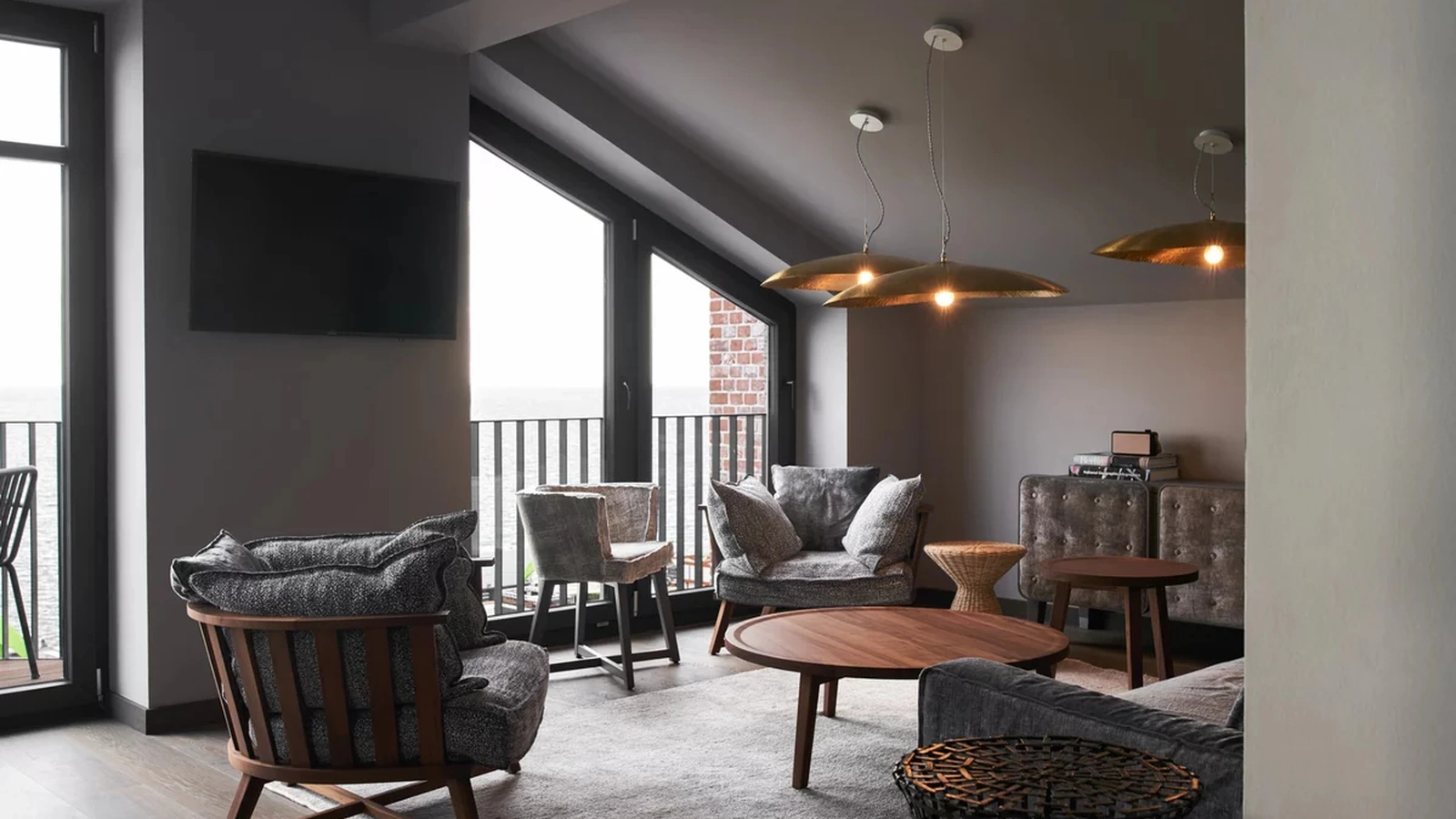 Poltrona Gray in noce di Gervasoni