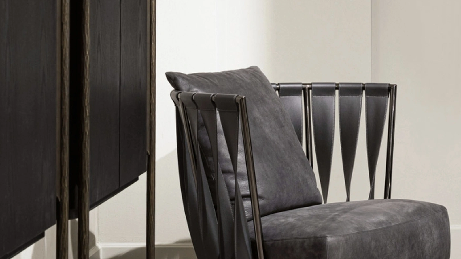 Poltroncina in pelle e tessuto Twist di Cantori