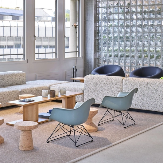 Poltroncina in plastica Eames Fiberglass di Vitra