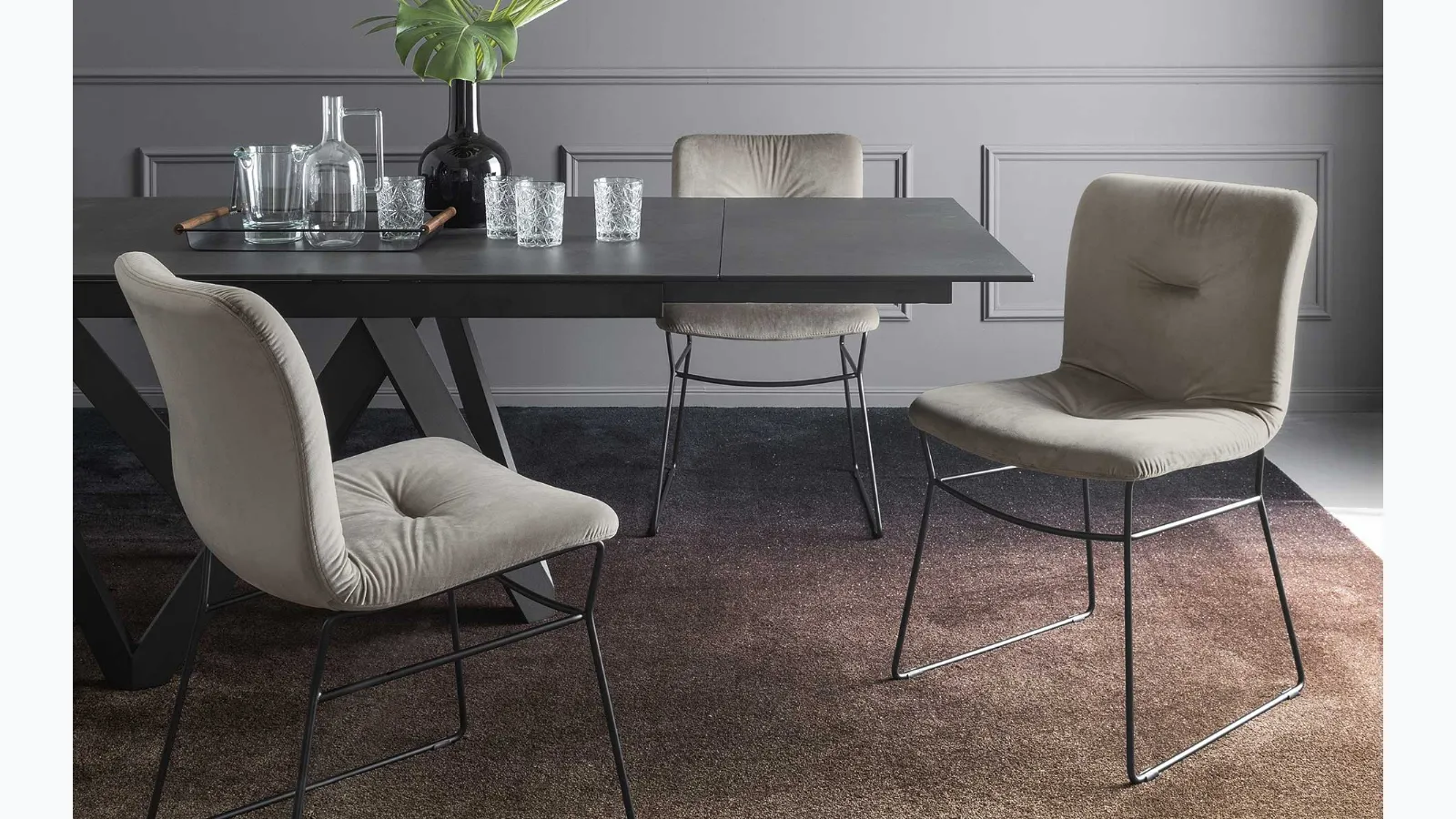 Sedia con imbottitura comfort e gambe in metallo a slitta Annie di Calligaris