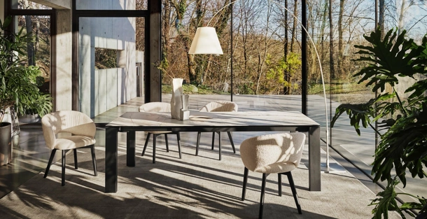 Sedia Anime in tessuto imbottito con gambe in legno di Calligaris