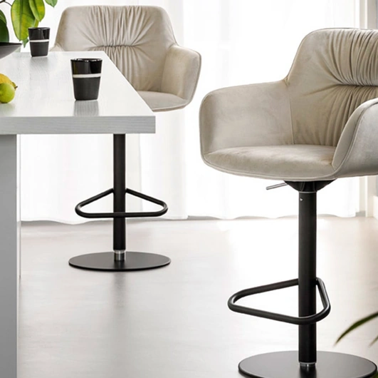 Sgabello Cocoon in pelle imbottita di Calligaris