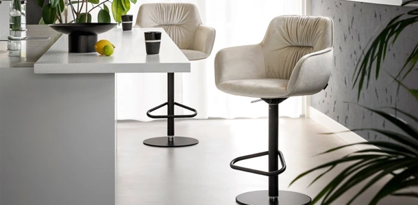 Sgabello Cocoon in pelle imbottita di Calligaris