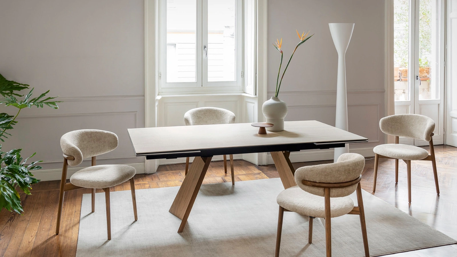 Sedia in tessuto con gambe in legno Oleandro di Calligaris