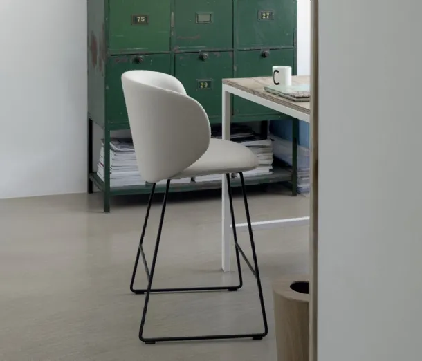 Sgabello Dua Stool in tessuto con struttura in metallo di Kristalia