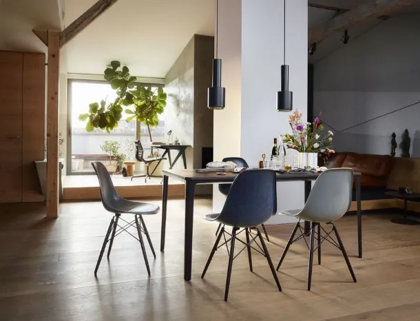 Sedia Eames Fiberglass Side Chair DSW in poliestere con gambe in legno di Vitra