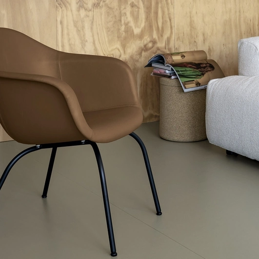 Sedia Elephantino Bucket rivestita in ecopelle di Kristalia