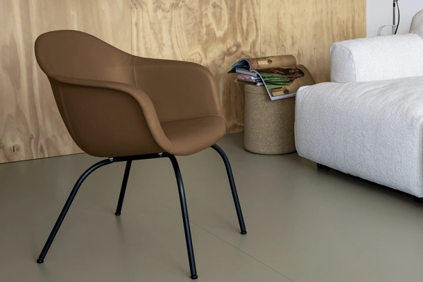 Sedia Elephantino Bucket rivestita in ecopelle di Kristalia