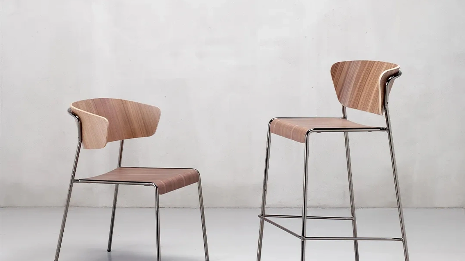 Sgabello in legno con struttura in tondino di acciaio finitura ottone Lisa Wood di Scab Design