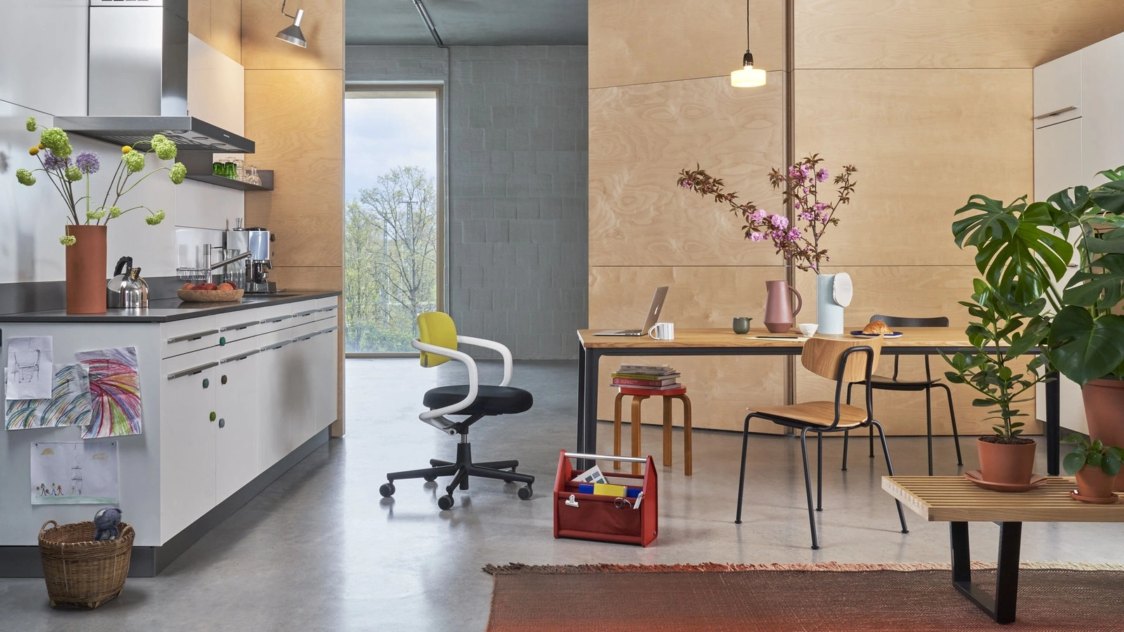 Sedia impilabile in rovere e metallo Moca di Vitra