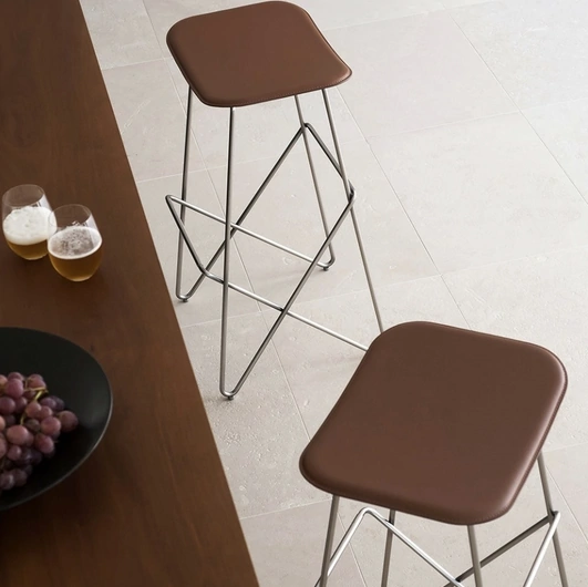 Sgabello Endless in cuoio e metallo di Desalto