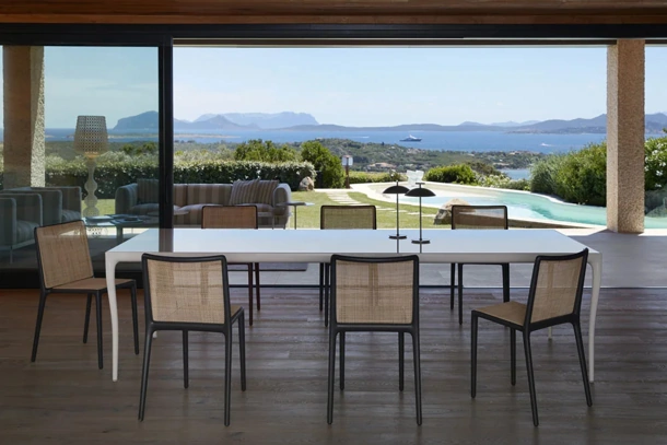 Tavolo Albert in gres porcellanato lucido di Kartell