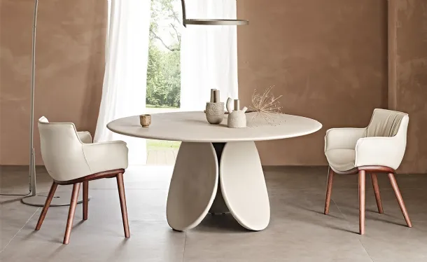 Tavolo rotondo interamente spatolato in argilla Maxime Argile di Cattelan Italia