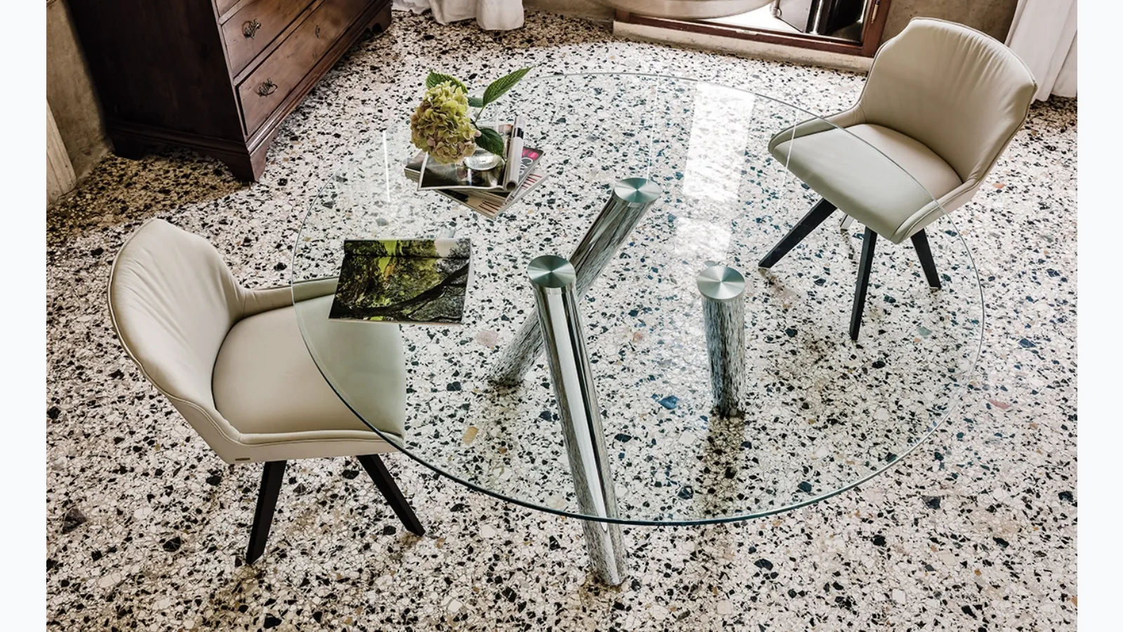 Tavolo rotondo con tre gambe in acciaio tubolare e piano in cristallo Ray di Cattelan Italia