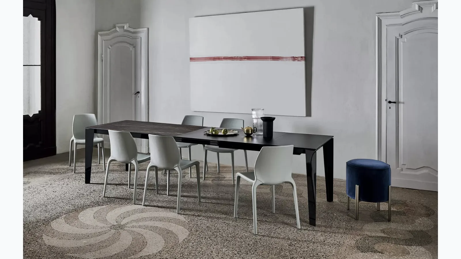 Tavolo allungabile Cruz XXL con top in SuperMarmo e base in acciaio laccato di Bontempi