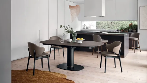 Tavolo con piano ellittico allungabile e basamento in metallo Elson di Calligaris