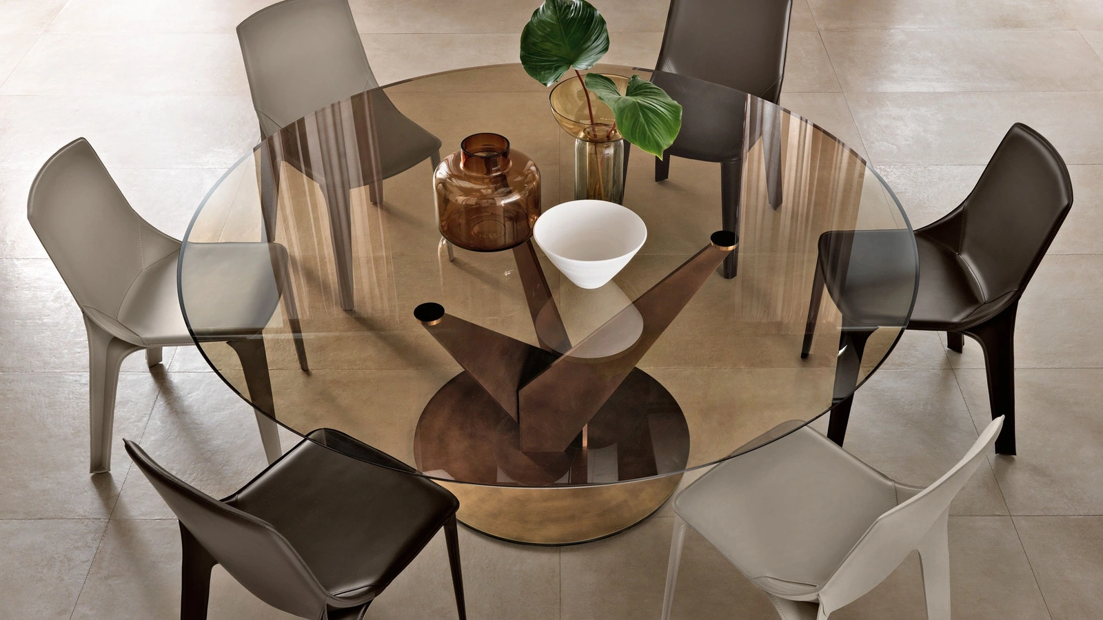 Tavolo rotondo Epsylon con top in vetro bronzo e base in metallo finitura ottone brunito di Fiam