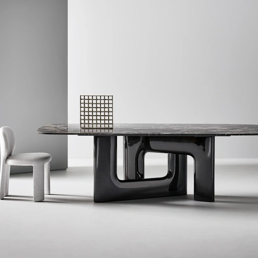 Tavolo di design Liaison con top in marmo e base in poliuretano di Bonaldo