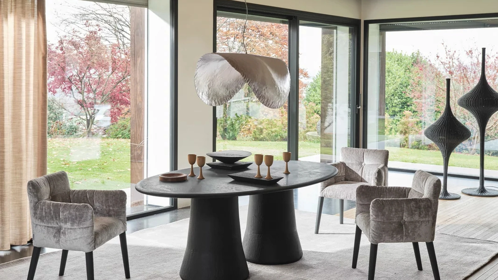 Tavolo ovale Mae 34 in calce argilla spatolata di Gervasoni