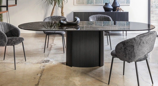 Tavolo Yoroi in ceramica di Calligaris