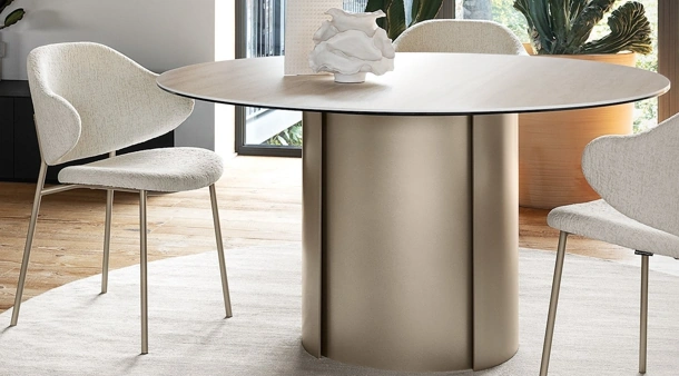 Tavolo rotondo Yoroi in ceramica di Calligaris