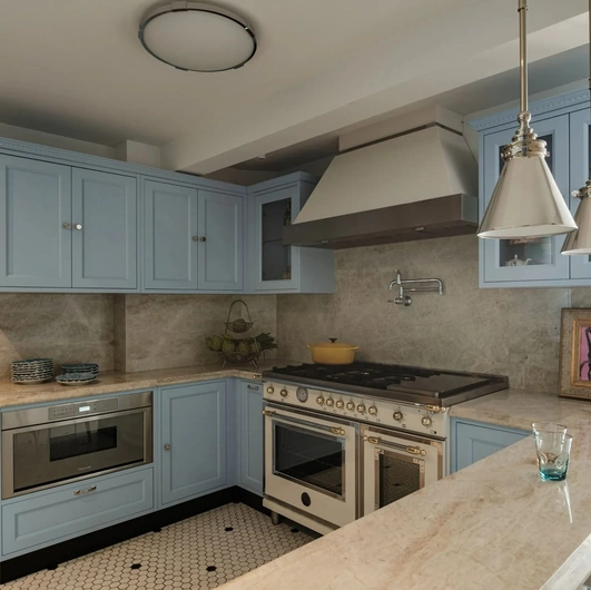Cucina Classica in legno laccato Artis con penisola di Marchi