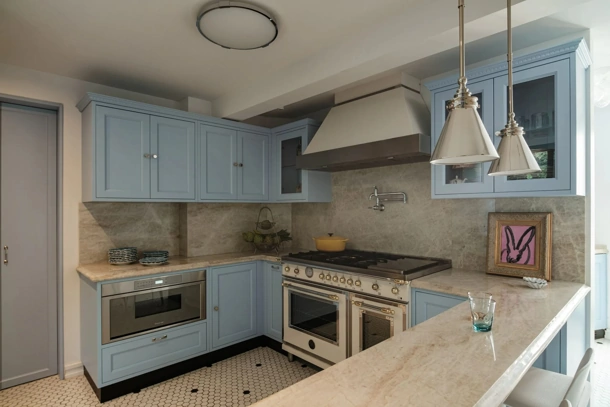 Cucina Classica in legno laccato Artis con penisola di Marchi