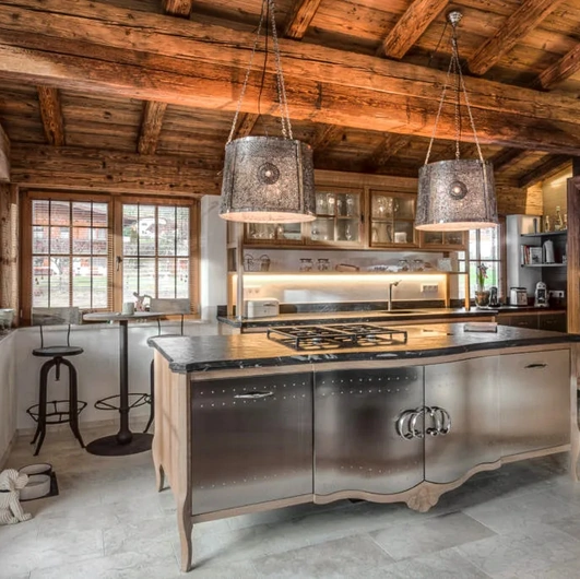 Cucina Classica Dechora con isola in acciaio e legno di Marchi