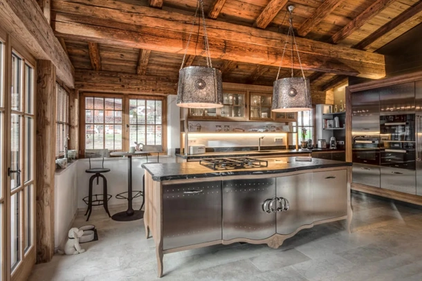 Cucina Classica Dechora con isola in acciaio e legno di Marchi