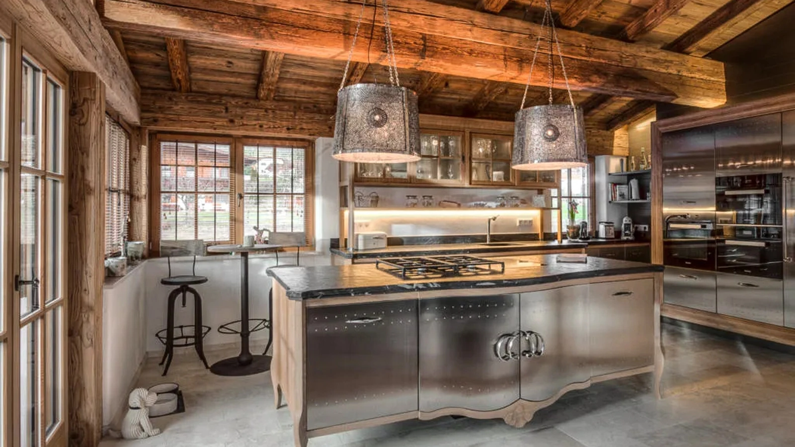 Cucina Classica Dechora con isola in acciaio e legno di Marchi