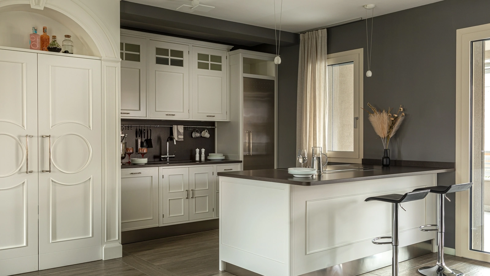Cucina Classica con penisola Montserrat in legno laccato di Marchi