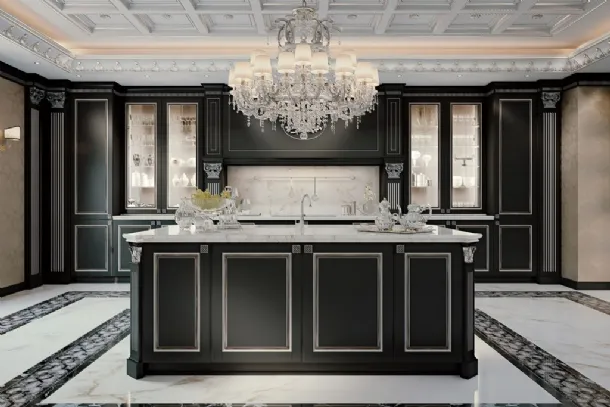 Cucina Classica con isola in laccato opaco con decorazioni in foglia argento e top in marmo Palatina 02 di Scic