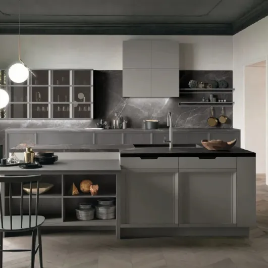 Cucina Classica con isola Newport v01 in laccato Grigio Piacenza e Frassino Grigio Pernice con top in finitura Pietra Grey levigato di Stosa