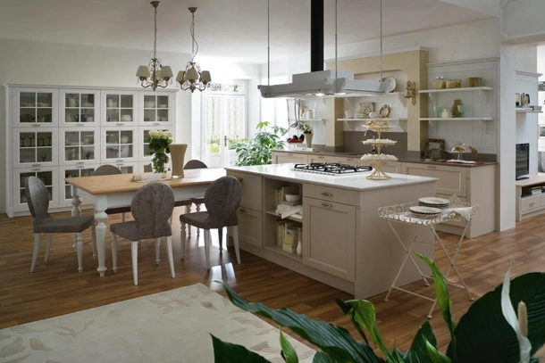 Cucina Classica con isola in legno laccato Tortora e Neve Sweet Kitchen Italian Mood di Callesella