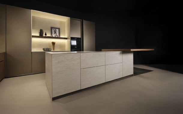 Cucina Design con isola Arena + Giza + Altea in laccato e ceramica di Maistri