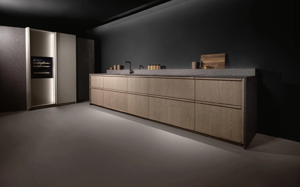 Cucina Design Arena mass + K table ad angolo di Maistri