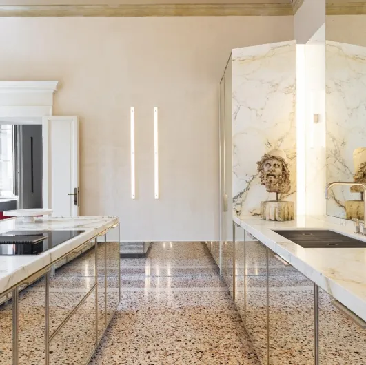 Cucina Design con isola in specchio anticato e marmo Atrium di Scic