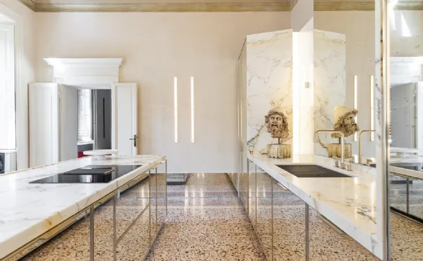 Cucina Design con isola in specchio anticato e marmo Atrium di Scic